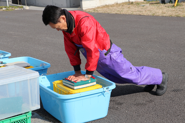 全体重をかけて水分を抜きます